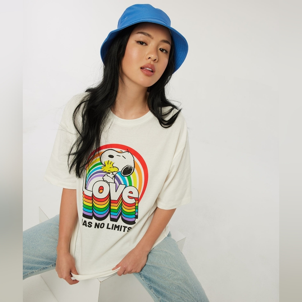 Peanuts Snoopy Pride Rainbow Love Has No Limites‎ Oversized Tee NWT Small